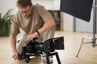 Devenir réalisateur, monteur ou cadreur : formations et compétences clés à acquérir