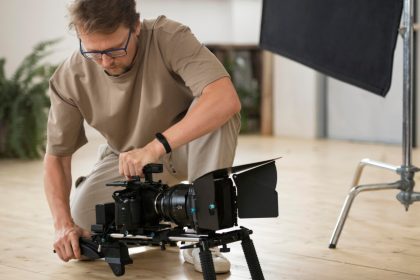 Devenir réalisateur, monteur ou cadreur : formations et compétences clés à acquérir
