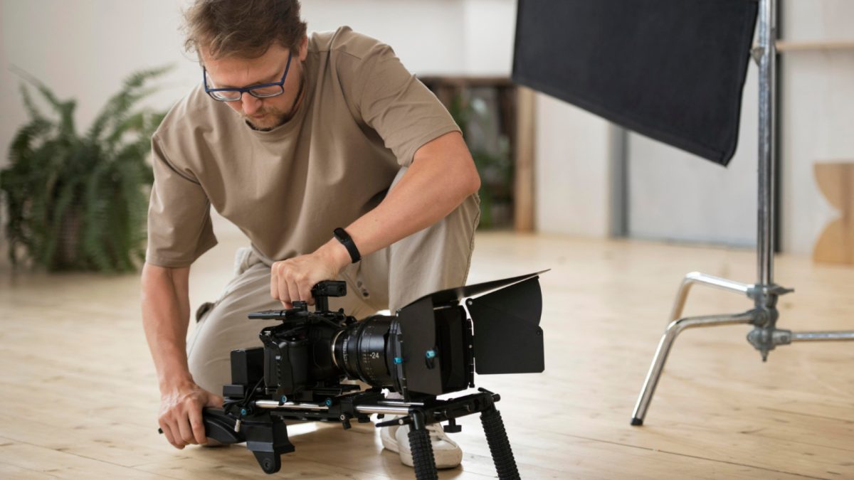 Devenir réalisateur, monteur ou cadreur : formations et compétences clés à acquérir