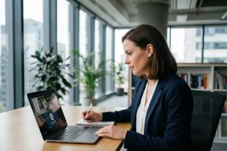Professionnelle en formation d'anglais en ligne sur ordinateur portable dans un bureau moderne