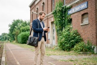 Homme en tenue décontractée sur le quai de SaintOmer