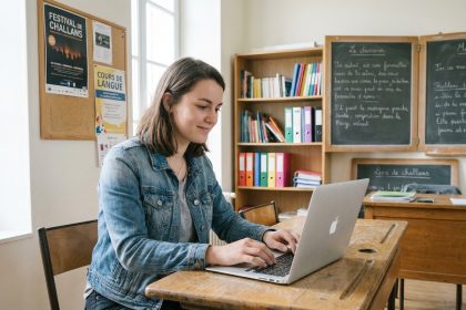 Jeune femme concentrée sur son ordinateur dans une classe moderne à Challans